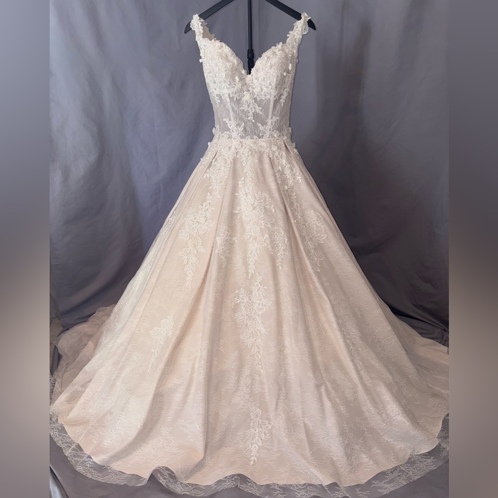 New Elegant White Lace Wedding Dress - Never Worn or altered- OFFERS WELCOME